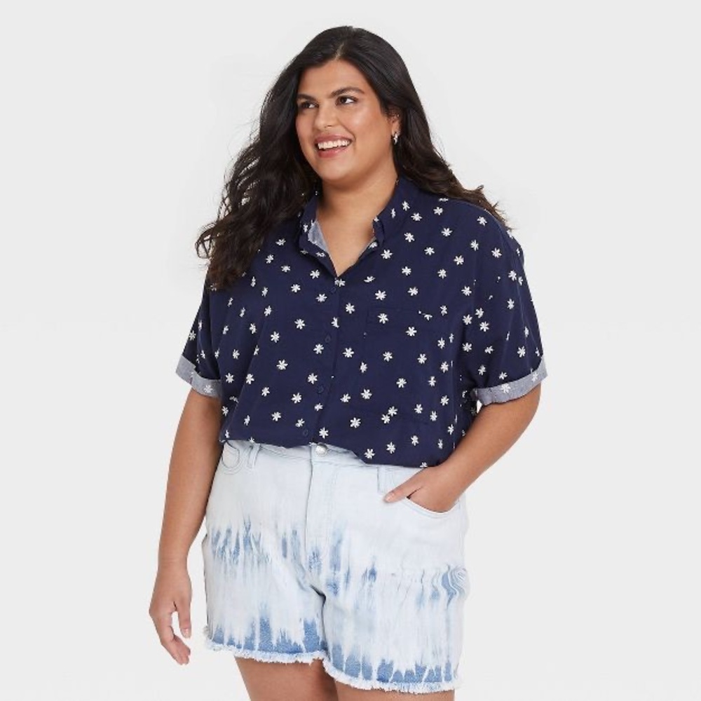 NWOT daisy print Ava and Viv button up